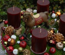 Luxusní adventní věnec s houpacím koněm