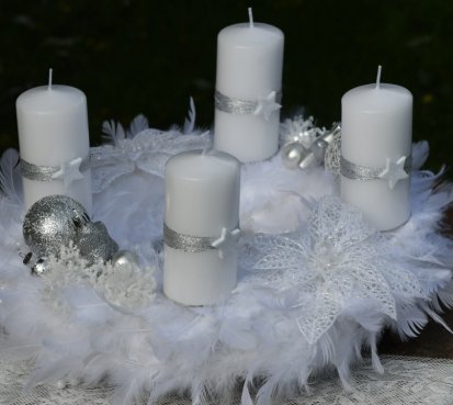 Péřový andělský adventní věnec