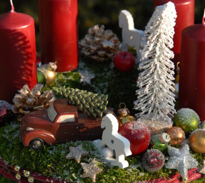 Vánoční adventní věnec s autíčkem