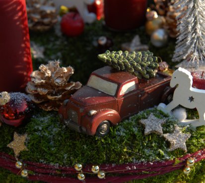 Vánoční adventní věnec s autíčkem