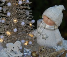 Vánoční dekorace se svítícím stromem 