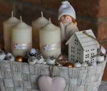 Adventní dekorace s holčičkou a domečkem