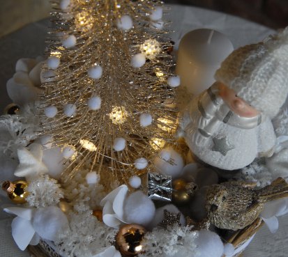 Vánoční dekorace se svítícím stromem