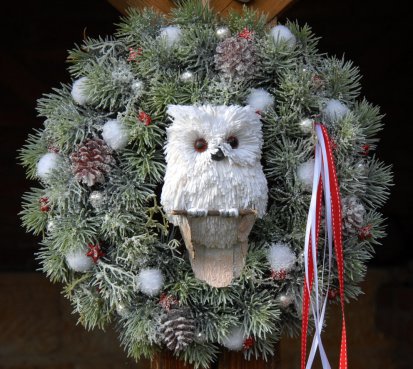 Vánoční věnec s bílou sovou