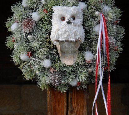 Vánoční věnec s bílou sovou