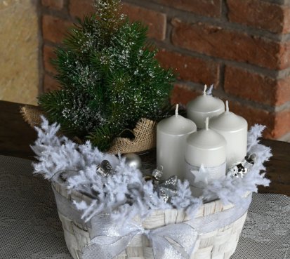 Adventní dekorace s vánočním stromečkem