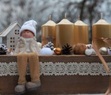Adventní dekorace s chlapečkem