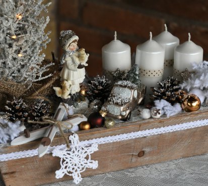 Adventní dekorace se svítícím stromečkem