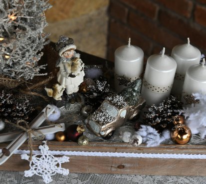 Adventní dekorace se svítícím stromečkem