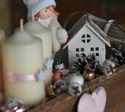 Adventní dekorace s holčičkou a domečkem