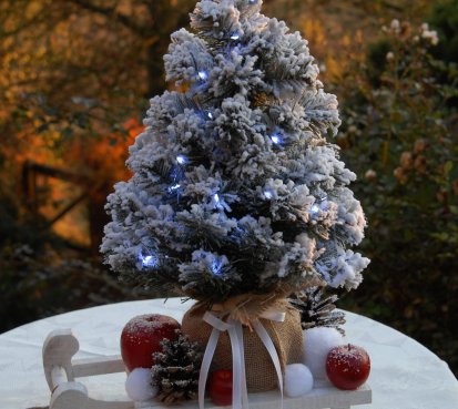 Vánoční svítící strom na sáňkách