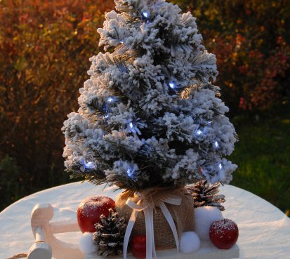 Vánoční svítící strom na sáňkách