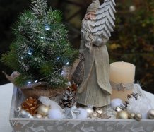 Luxusní vánoční dekorace se svítícím stromečkem