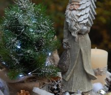 Luxusní vánoční dekorace se svítícím stromečkem