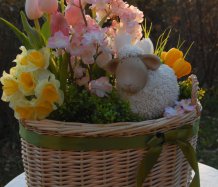 Jarní koš s květinami a ovečkou