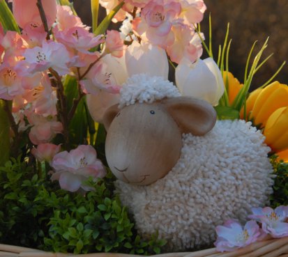 Jarní koš s květinami a ovečkou