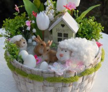Jarní dekorace s domečkem a zvířátky