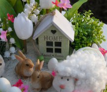 Jarní dekorace s domečkem a zvířátky