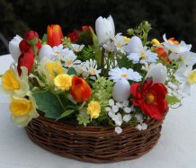 Jarní koš s květinami