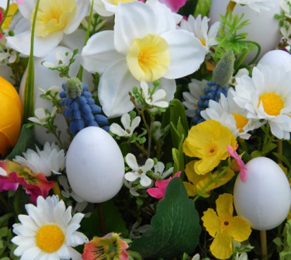 Jarní bílý koš s květinami