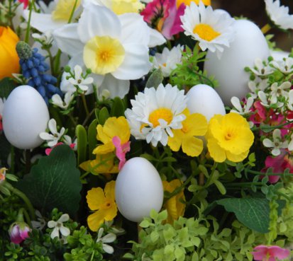 Jarní bílý koš s květinami