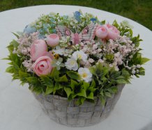 Jemný košík s květinami a motýlkem