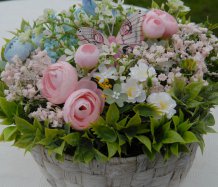 Jemný košík s květinami a motýlkem