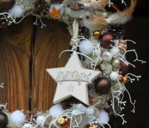 Vánoční závěsný věnec s ptáčky a dřevěnou hvězdou