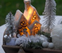 Vánoční dekorace se svítícím domečkem