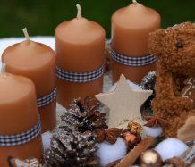 Adventní dekorace s plyšovým medvídkem
