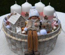 Adventní dekorace s holčičkou