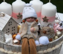 Adventní dekorace s holčičkou