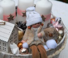 Adventní dekorace s holčičkou