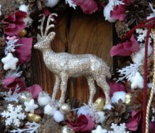Vánoční věnec se zlatým jelenem