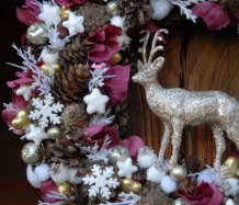 Vánoční věnec se zlatým jelenem