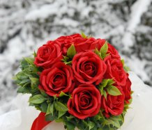 Svatební kytice s červenými růžemi