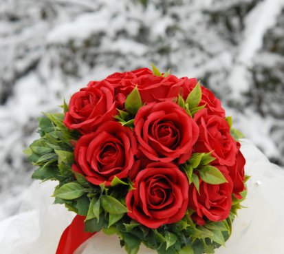 Svatební kytice s červenými růžemi