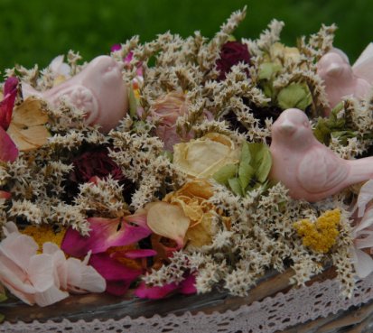 Dekorace ze sušených květin v košíku