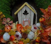 Barevný podzimní věnec s dřevěným domečkem 