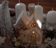 Adventní vánoční dekorace se svítícím domečkem