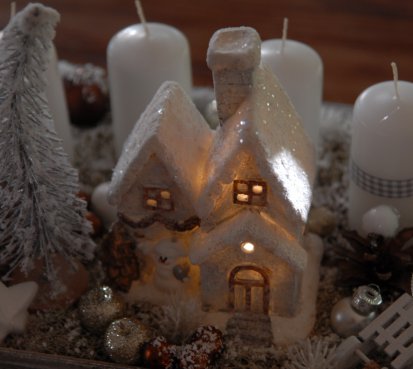 Adventní vánoční dekorace se svítícím domečkem