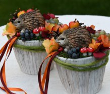 Barevná podzimní dekorace s ježečkem