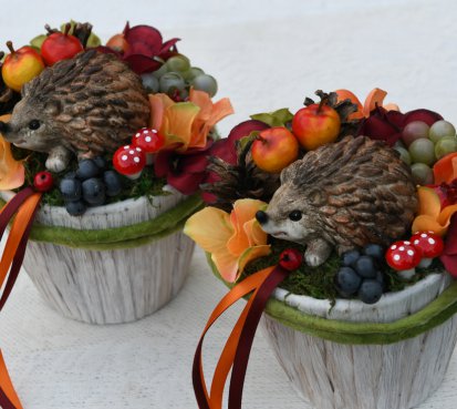 Barevná podzimní dekorace s ježečkem