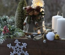 Adventní dekorace se svítícím stromečkem