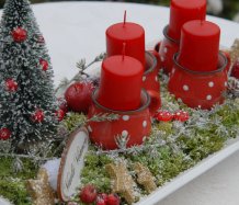 Adventní luxusní dekorace s hrníčky do červena