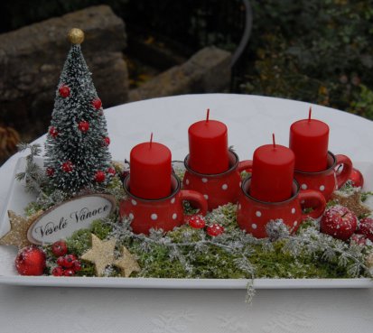 Adventní luxusní dekorace s hrníčky do červena