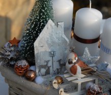 Adventní vánoční dekorace se zimní postavičkou