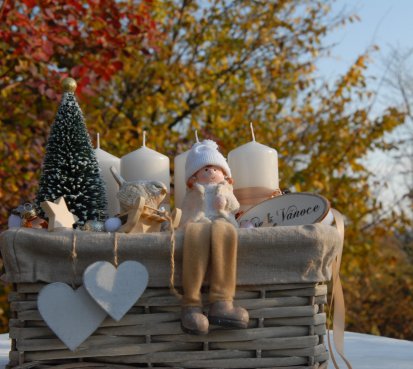 Adventní dekorace s holčičkou