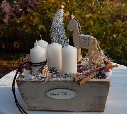 Adventní dekorace s dřevěným koníkem