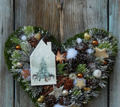 Vánoční srdce s dřevěným domečkem